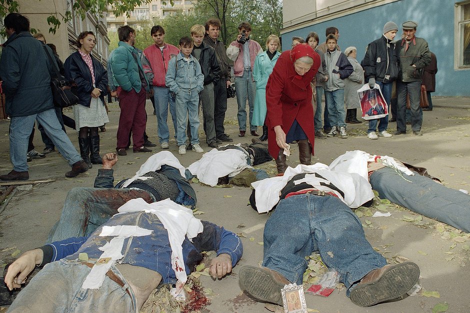 5 октября 1993 года, москвичи оплакивают жертв противостояния