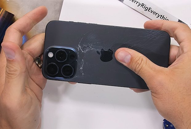 Треснувшее стекло iPhone 15 Pro Max