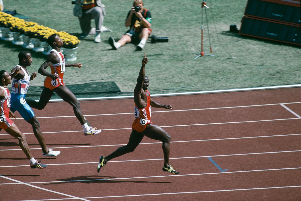 Канадский спринтер Бен Джонсон в финале на дистанции 100 метров на Олимпийских играх в Сеуле. 24 сентября 1988 года