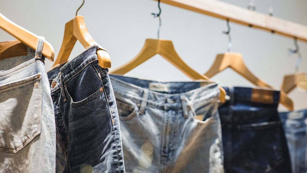 Как быстро высушить джинсы: самые простые и быстрые методы