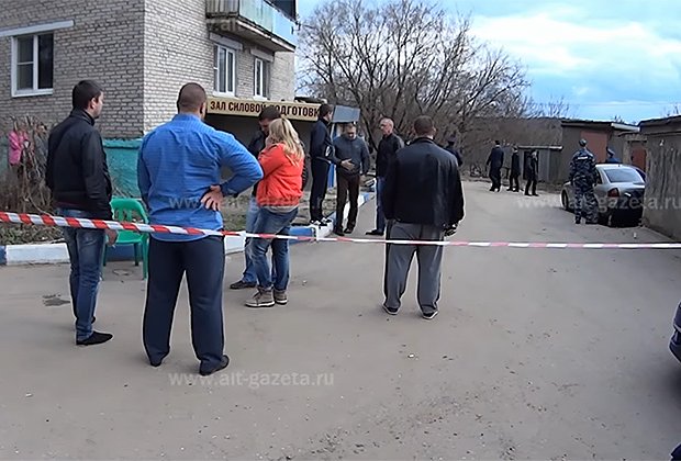 Сотрудники правоохранительных органов на месте расправы над Вадимом Пчелкиным