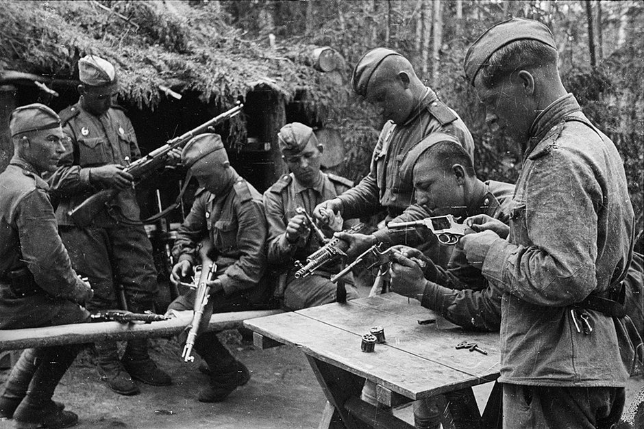 Красноармейцы чистят и проверяют свое оружие перед боем. 1943-1944 годы