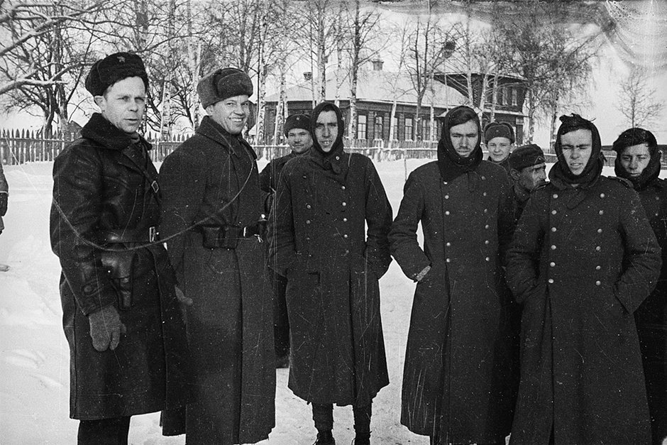 Пленные немцы в сопровождении красноармейцев в освобожденной деревне. Калининский фронт. 1942 год