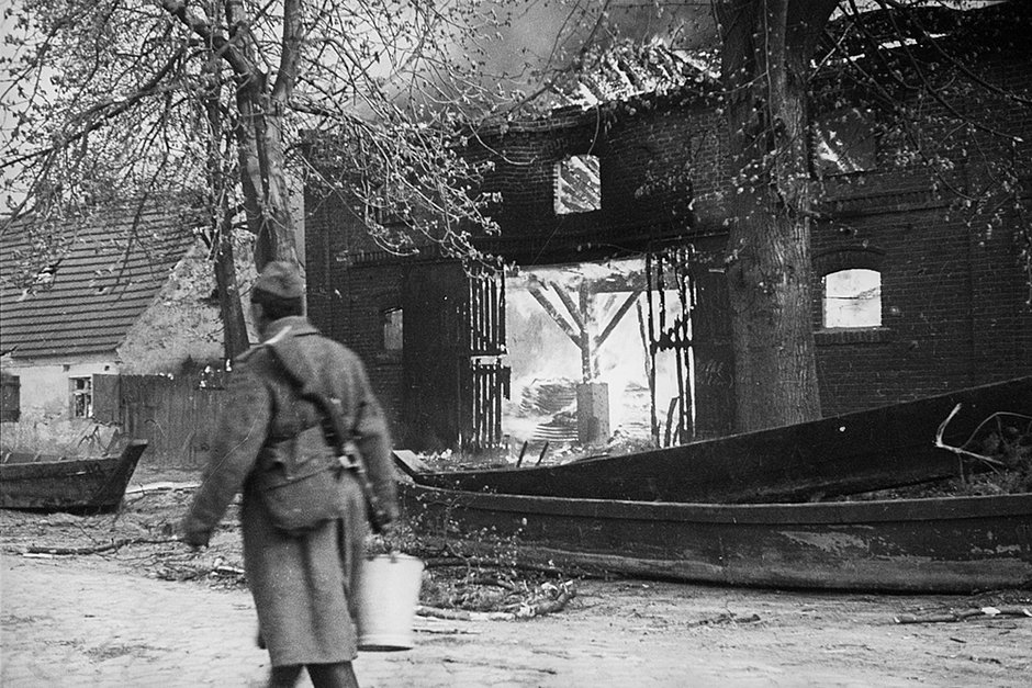 В районе переправы через реку Нейсе. 1-й Украинский фронт, Германия. Апрель 1945 года