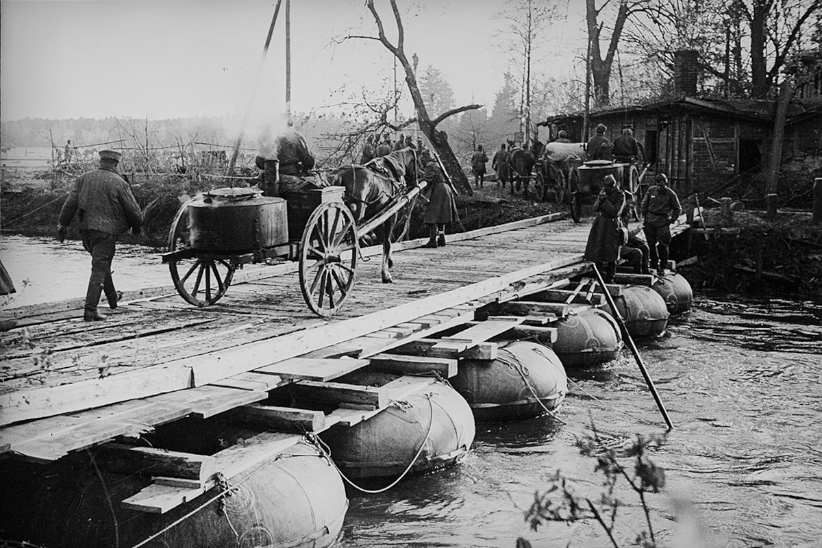 Понтонная переправа через реку Нейсе. 1-й Украинский фронт, Германия. Апрель 1945 года