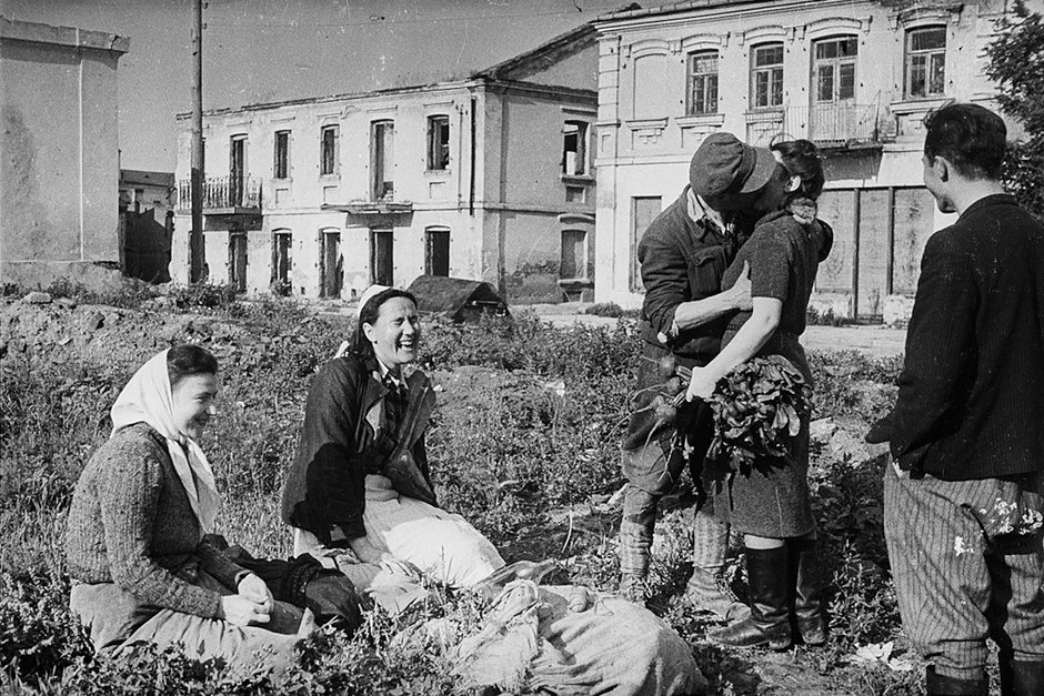 Мирные жители возвращаются из пригородов в освобожденный Владимир-Волынский. Украина, конец июля — начало августа 1944 года