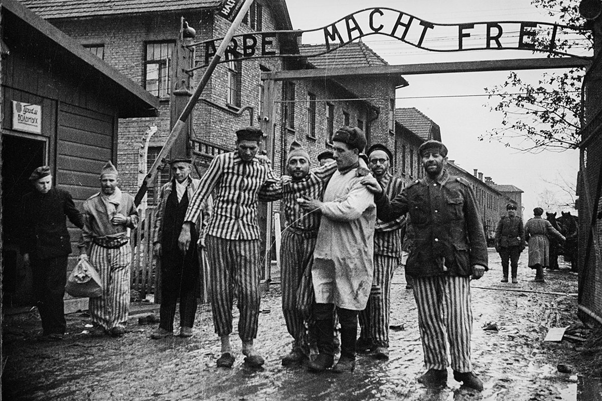 Концлагерь Освенцим (Аушвиц-Биркенау). Освобождение узников из лагеря. Бойцы Красной армии выводят оставшихся в живых из лагеря смерти. Польша, конец января 1945 года