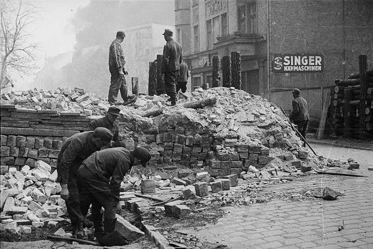 Пленные немцы восстанавливают город Форст. Германия, 1945 год