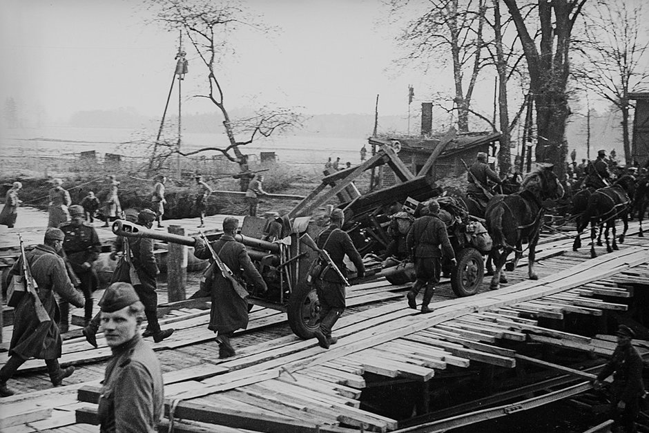 Понтонная переправа через реку Нейсе. 1-й Украинский фронт, Германия, апрель 1945 года
