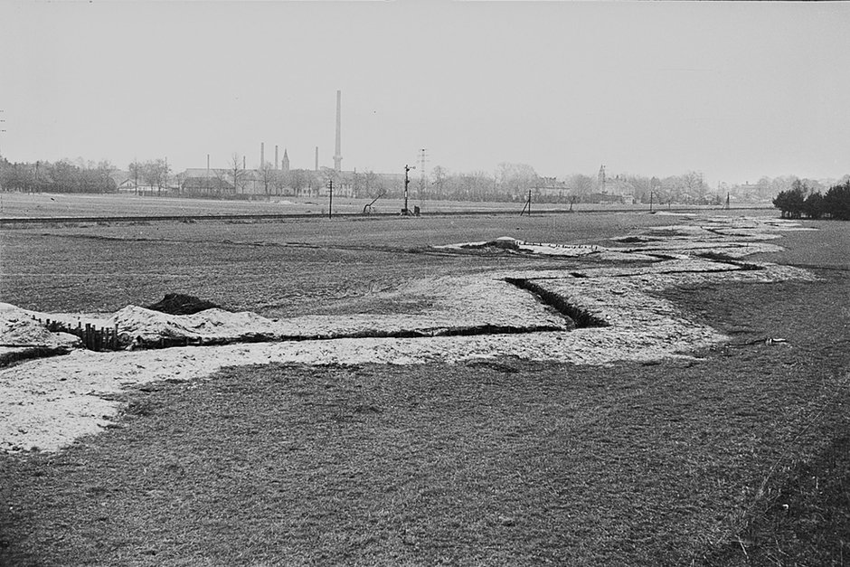 Немецкая линия укреплений по дороге в Глейвиц. Польша, 1945 год
