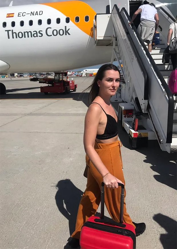 Британка Эмили О'Коннор, которую не пустили в самолет авиакомпании Thomas Cook из Бирмингема на Тенерифе из-за топа, оголявшего плечи и живот