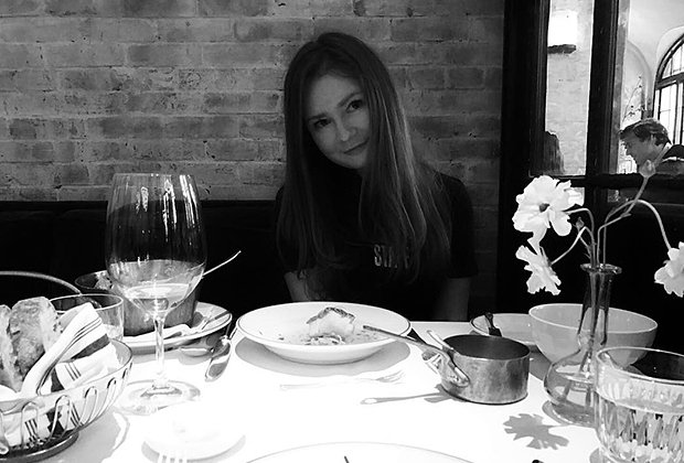 Анна Делви в одном из ресторанов Нью-Йорка