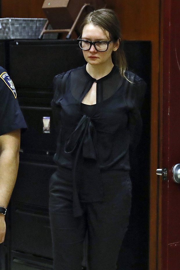 Анна Делви в блузке люксового бренда Yves Saint Laurent на судебном заседании в 2019 году