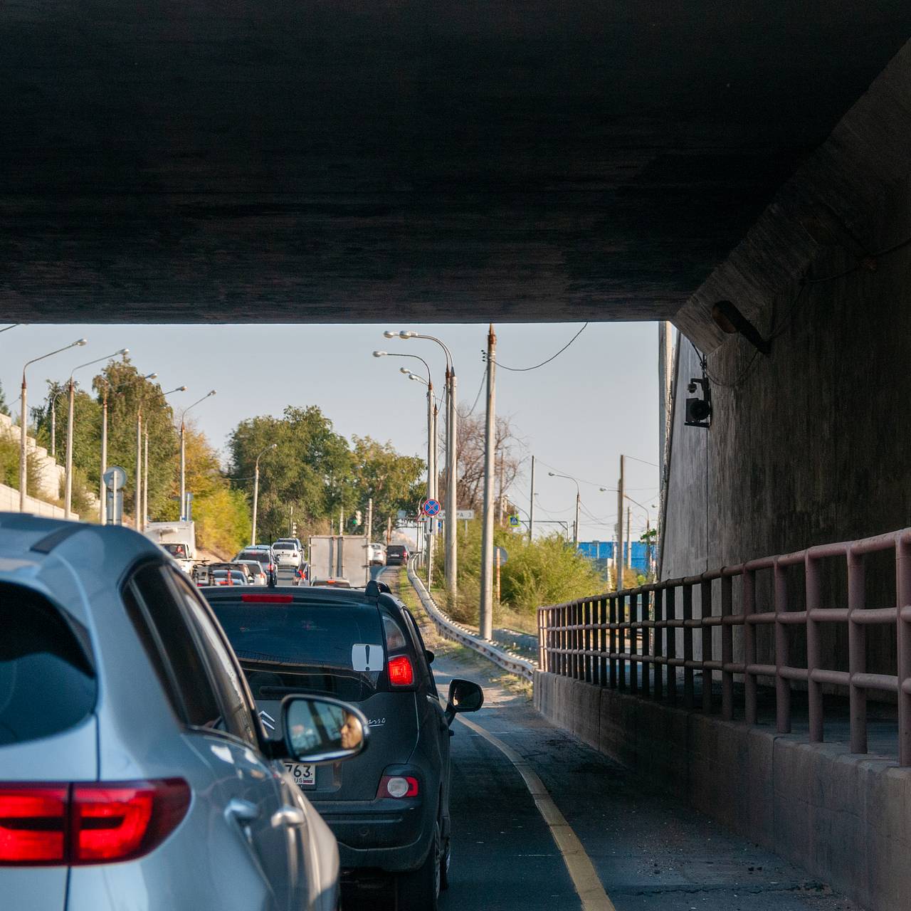 В Москве такси врезалось в стоящее в тоннеле авто и сбило двух человек:  Общество: Россия: Lenta.ru