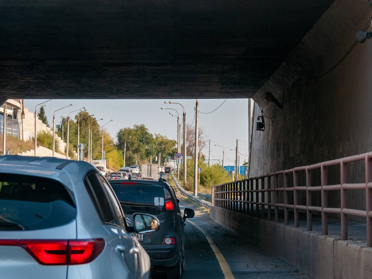 В Москве такси врезалось в стоящее в тоннеле авто и сбило двух человек:  Общество: Россия: Lenta.ru