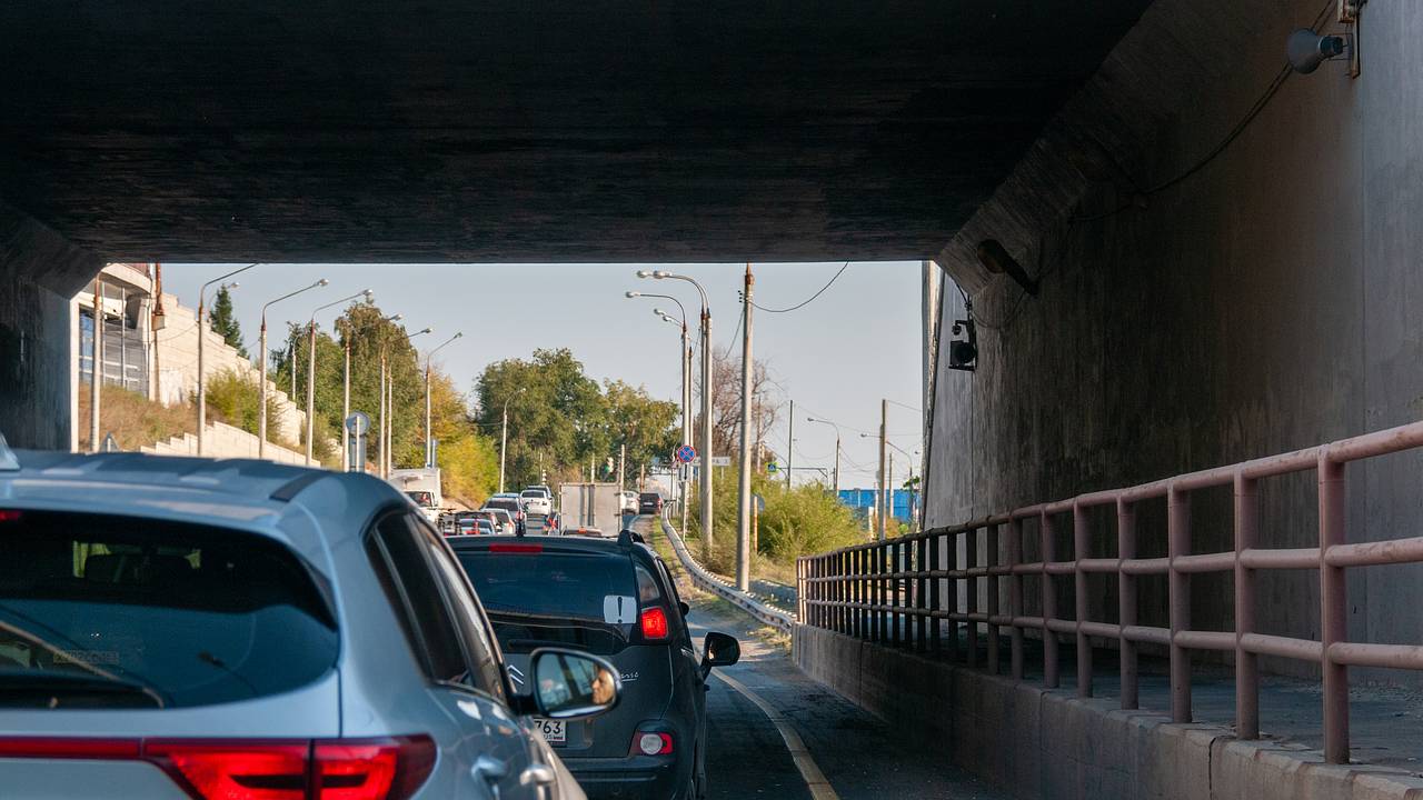 В Москве такси врезалось в стоящее в тоннеле авто и сбило двух человек:  Общество: Россия: Lenta.ru