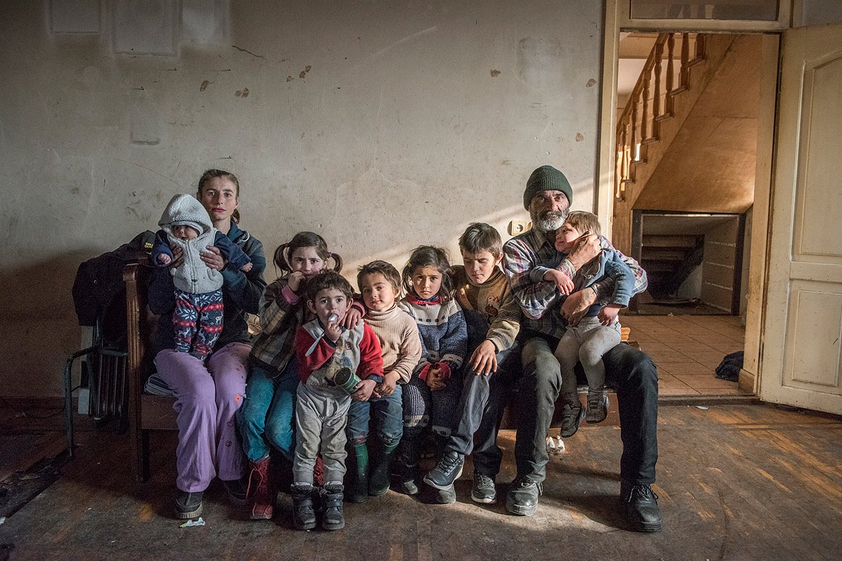 Семья местных жителей перед отъездом из Лачина в Нагорном Карабахе, 29 ноября 2020 года