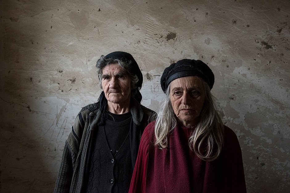 Пожилые женщины в своей квартире в городе Мартакерт (Агдере) в Нагорном Карабахе, 16 декабря 2020 года