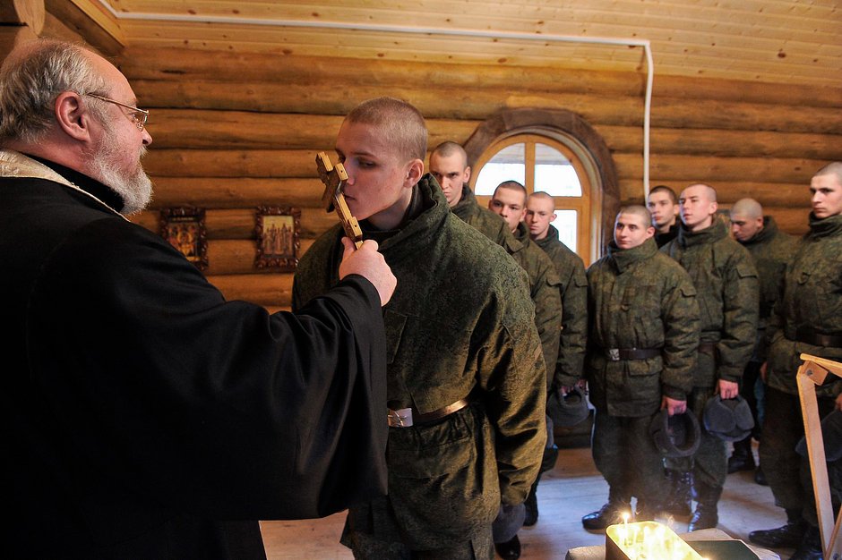 Российские военнослужащие в церкви