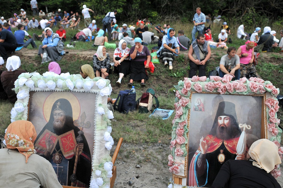 Участники крестного хода целуют иконы святителя Митрофания Воронежского (слева) и Тихона Задонского (справа)