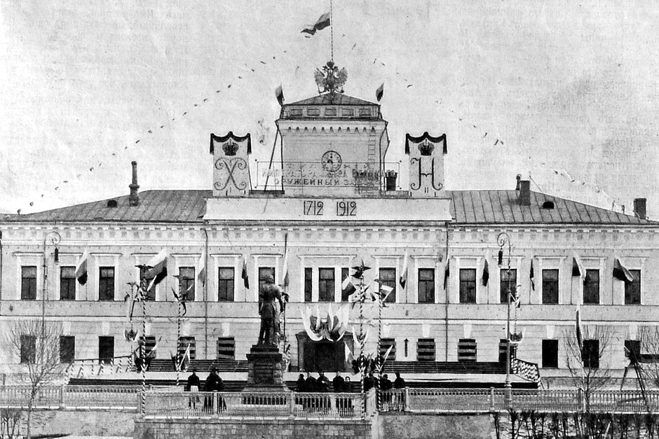 Празднование 200-летия Тульского императора Петра Великого оружейного завода. Здание главного корпуса 