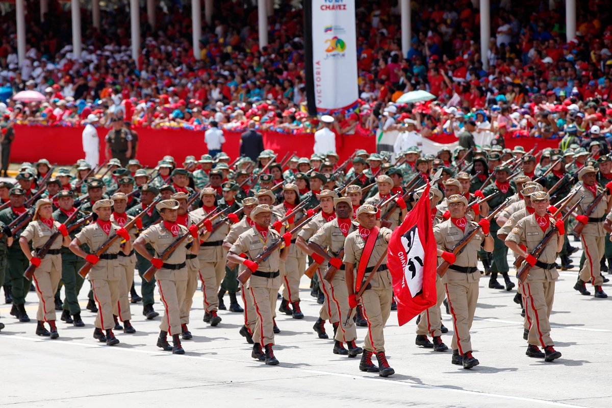 Ополченцы Венесуэлы с винтовками образца 1891/1930 на военном параде 5 марта 2014 года