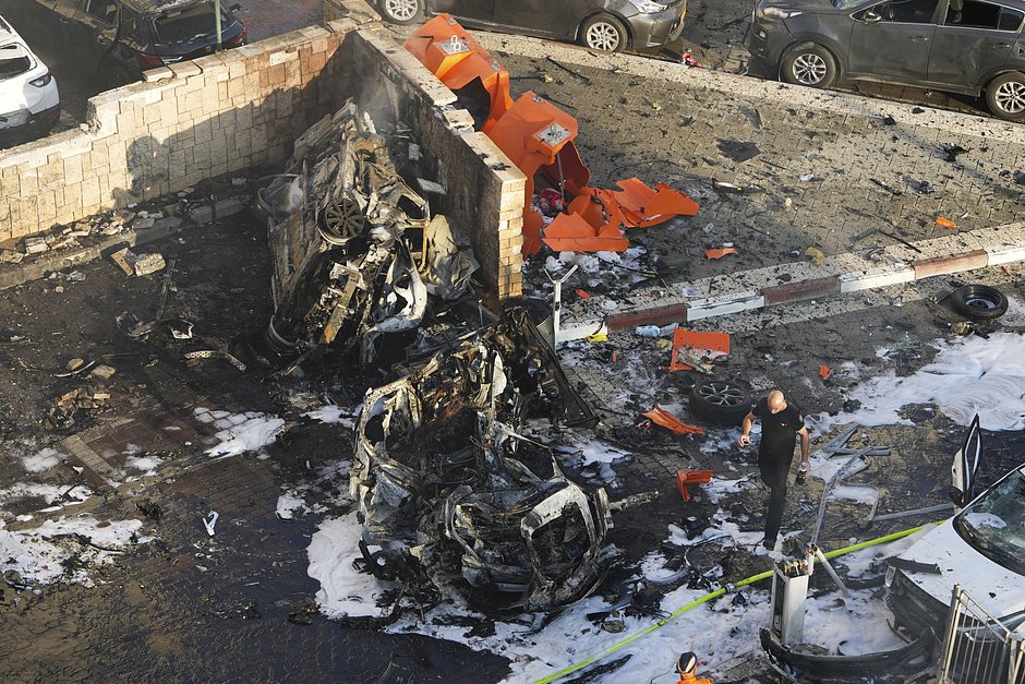 Последствия ракетного удара ХАМАС по городу Ашкелон, на юге Израиля
