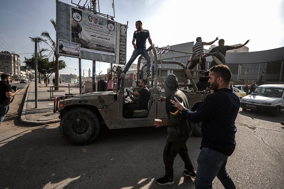 Израильский военный автомобиль, захваченный палестинцами из вооруженного крыла ХАМАСА