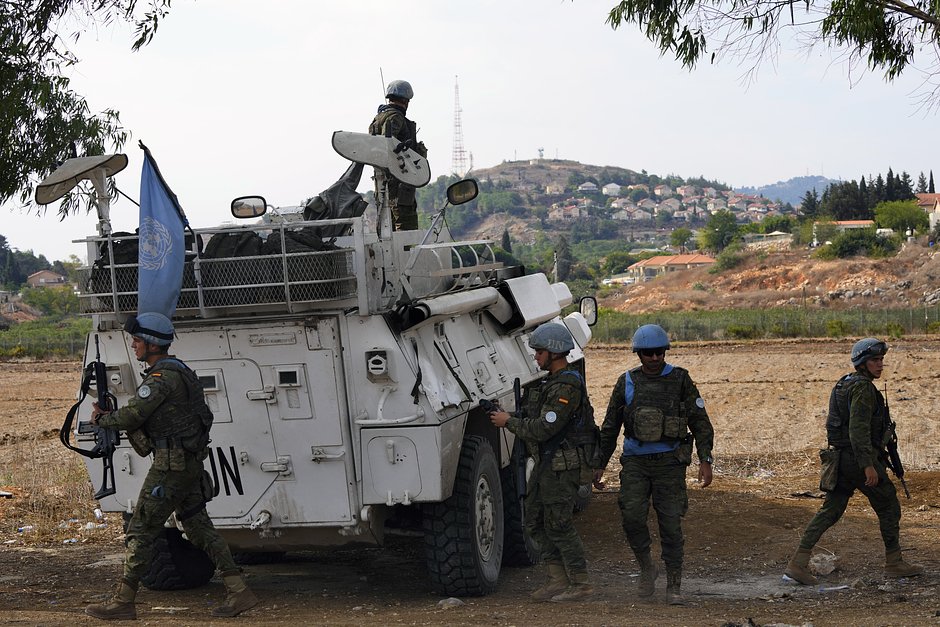 Миротворцы ООН патрулируют ливано-израильскую границу в южной деревне Кфар-Кила, на заднем плане — израильский город Метула, Ливан, 9 октября 2023 года