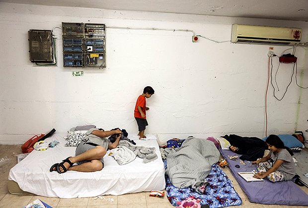 Израильтяне прячутся в бомбоубежище во время массированной атаки ХАМАС