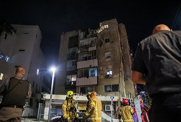 Пожарные возле жилого здания в Тель-Авиве, которое было разрушено ракетами из сектора Газа