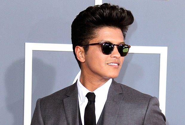 The 54th Annual GRAMMY Awards - Red Carpet
LOS ANGELES, CA - FEBRUARY 12: Singer Bruno Mars arrives at The 54th Annual GRAMMY Awards at Staples Center on February 12, 2012 in Los Angeles, California. (Photo by Jeff Vespa/WireImage)