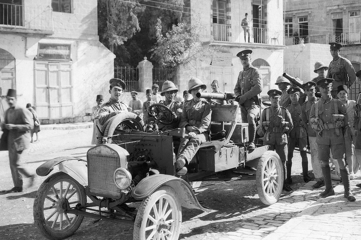 Британские патрули с автоматами собираются на улицах Иерусалима. Начало ХХ века.