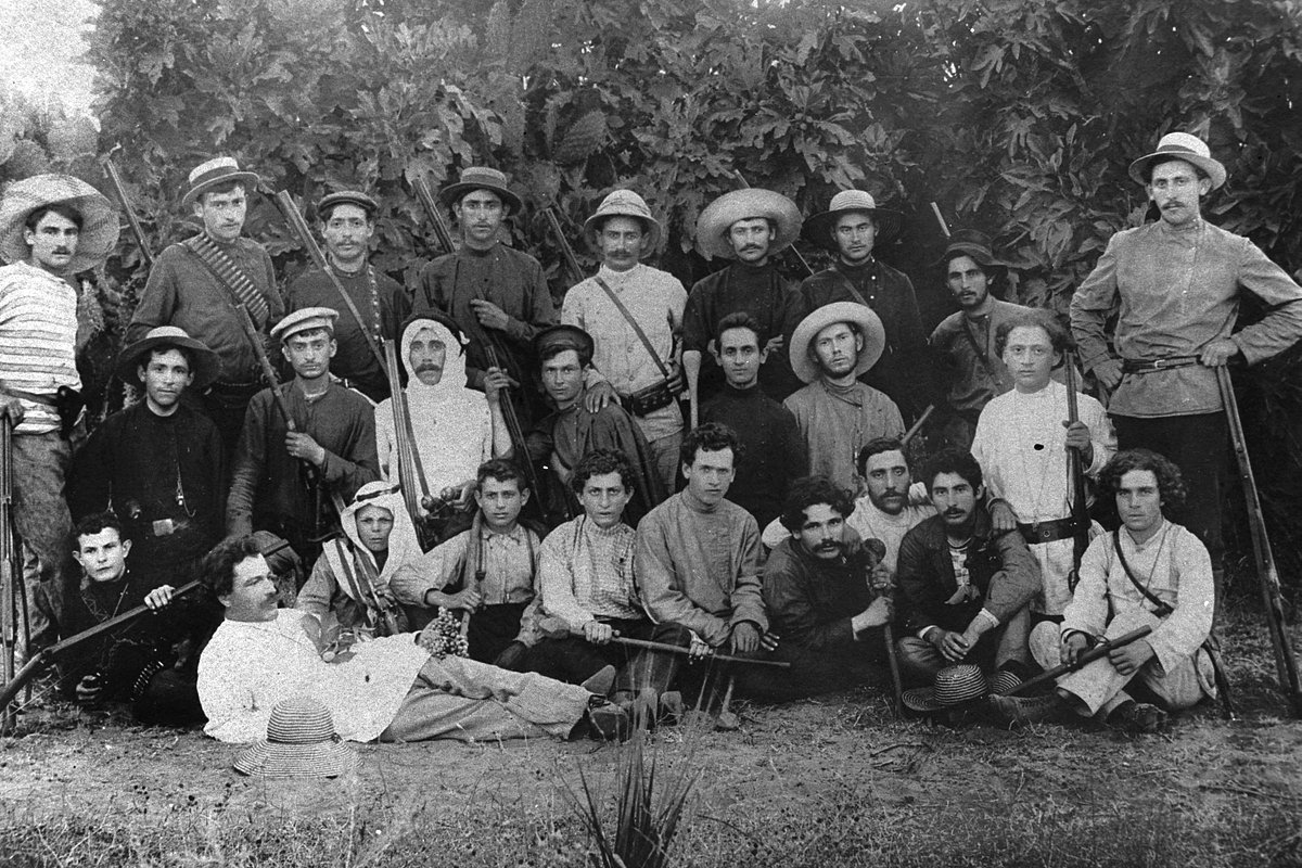 Члены еврейской организации безопасности «Хашомер», занимающейся защитой первых сионистских поселений, позируют со своими винтовками 1 октября 1900 года в общине Реховот во время османского правления в Палестине.