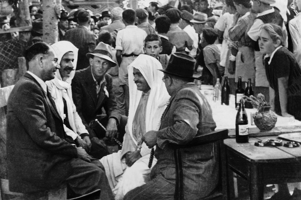 По случаю празднования 70-летия Авраама Шапиры евреи, шейхи и вожди арабских племен беседуют друг с другом. Палестина, 1 января 1945 года.