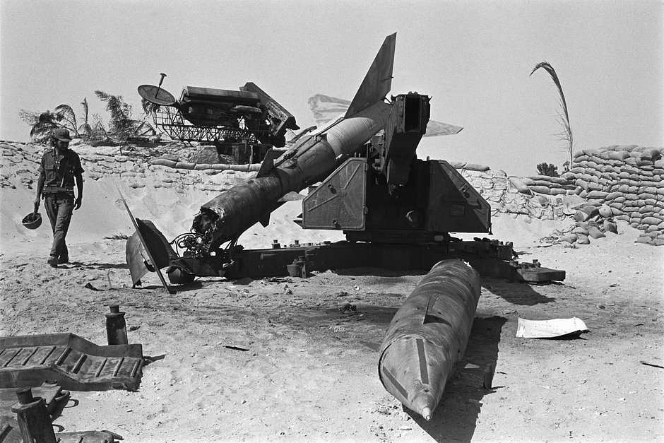 Израильский солдат осматривает обломки ракеты к западу от Суэцкого канала во время Войны Судного дня.