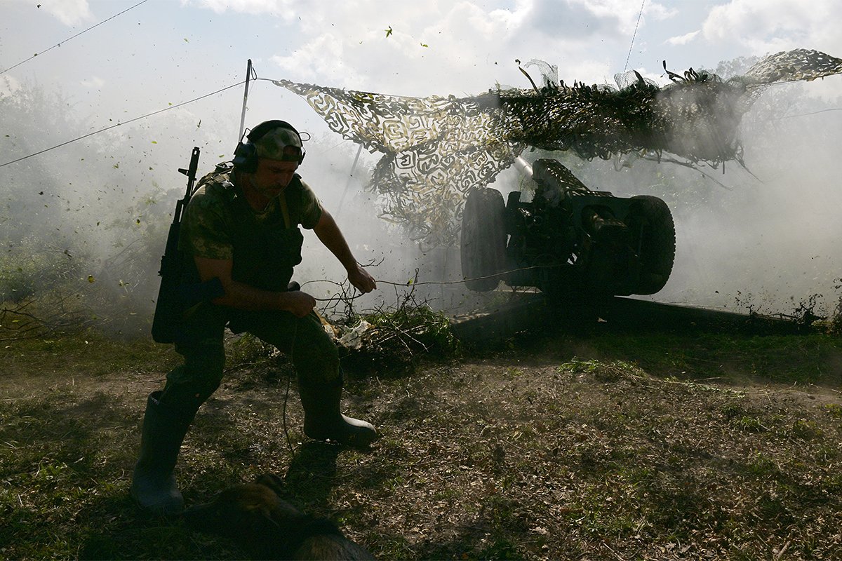 Военнослужащий 2-го армейского корпуса Южной группировки войск ведет огонь снарядами из гаубицы Д-30 по позициям Вооруженных сил Украины