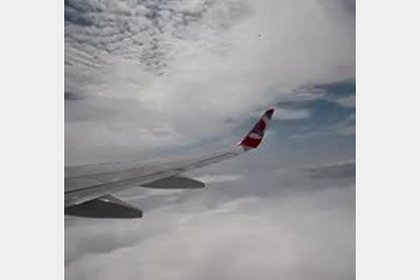 Пассажиры самолета сняли на видео вырывающееся из двигателя пламя