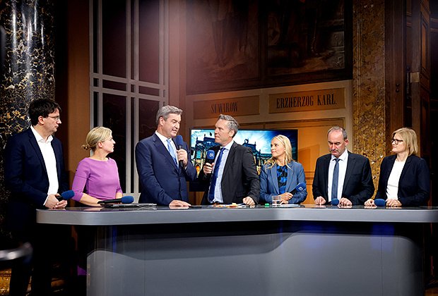 Лидер ХСС и премьер-министр Баварии Маркус Зедер вместе с другими ведущими кандидатами на выборах в Баварии участвует в теледебатах в Мюнхене, Германия, 8 октября 2023 года