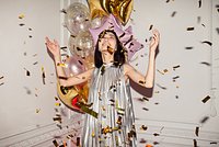 Что подарить девушке на Новый год — 2026: оригинальные идеи подарков