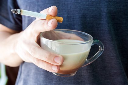 Любителям кофе и курильщикам назвали неочевидное последствие вредных привычек