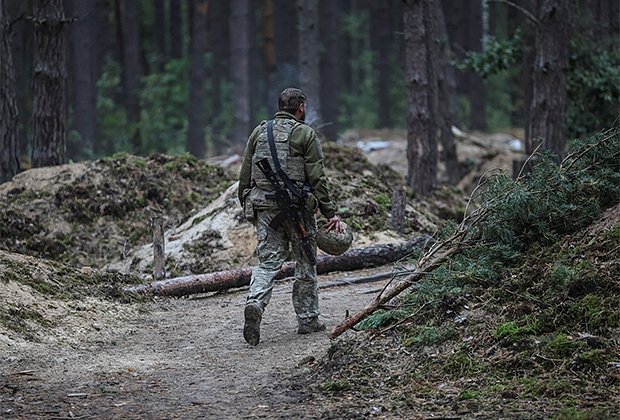 Украинский военнослужащий идет на свою позицию возле границы с Белоруссией в Житомирской области, 20 сентября 2023 года.