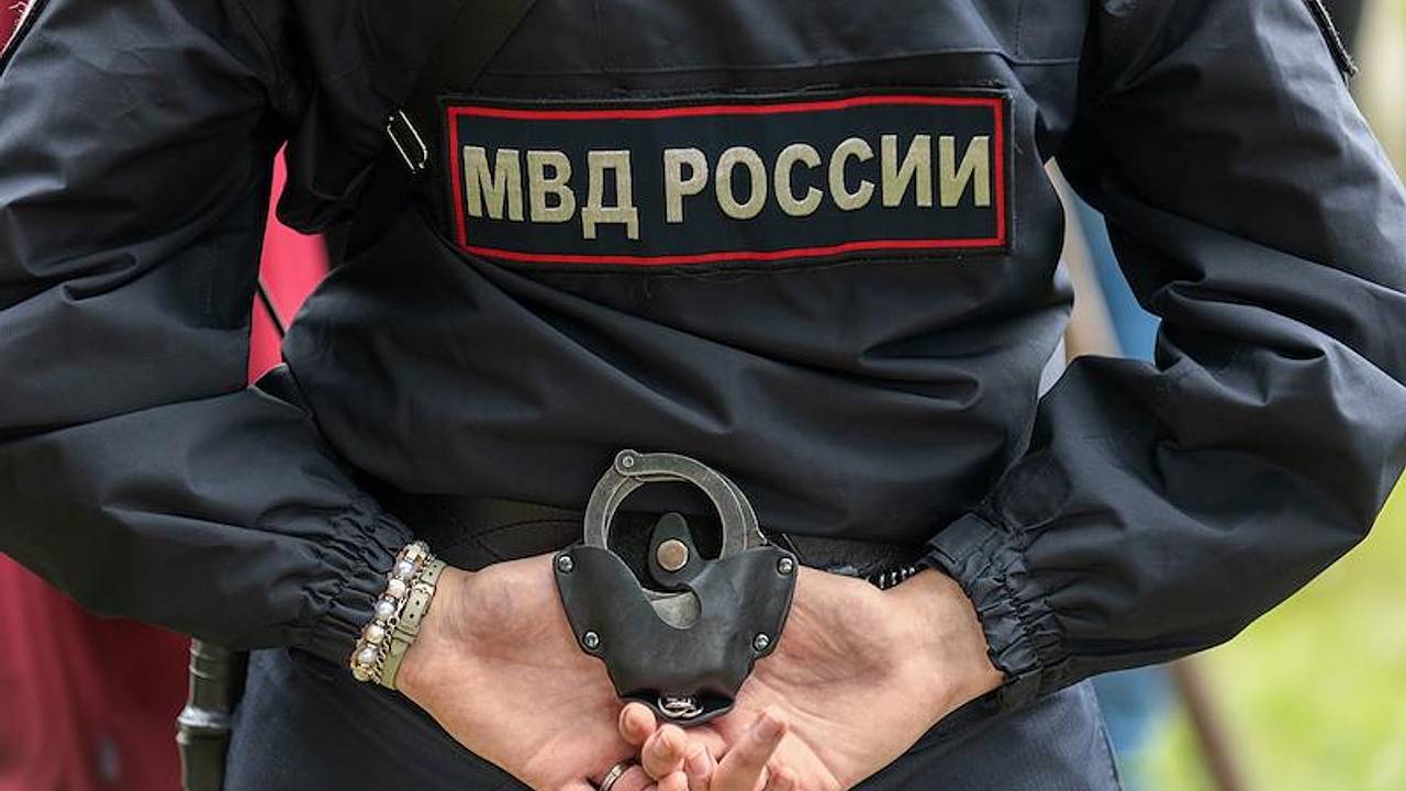 Нехватка сотрудников МВД России составила 100 тысяч человек: Полиция и  спецслужбы: Силовые структуры: Lenta.ru