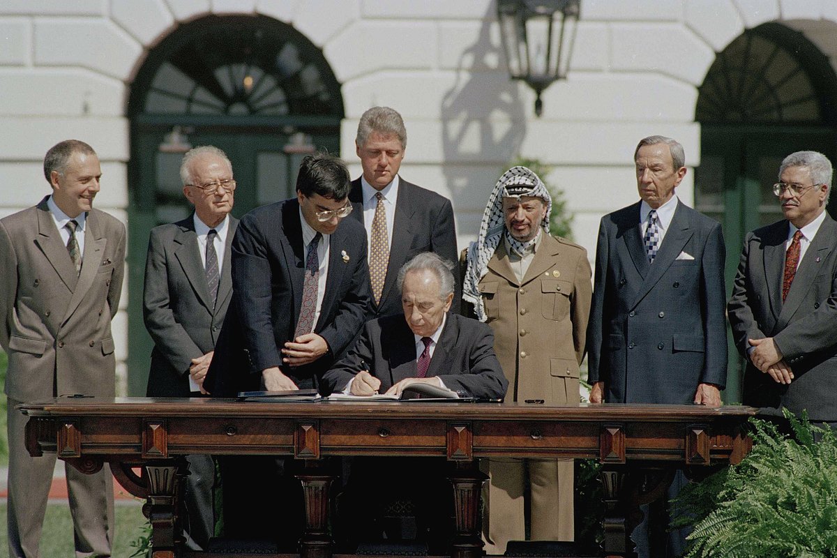 Министр иностранных дел Израиля Шимон Перес и бывший президент Палестинской автономии Махмуд Аббас подписывают совместную декларацию о принципах. Вашингтон, США, 1993 год