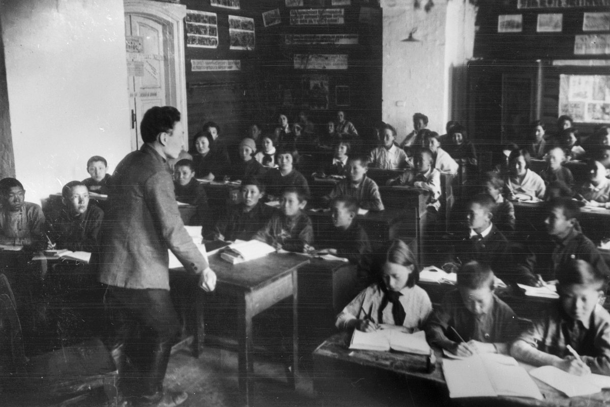Занятие в национальной школе в Якутске, 1932 год