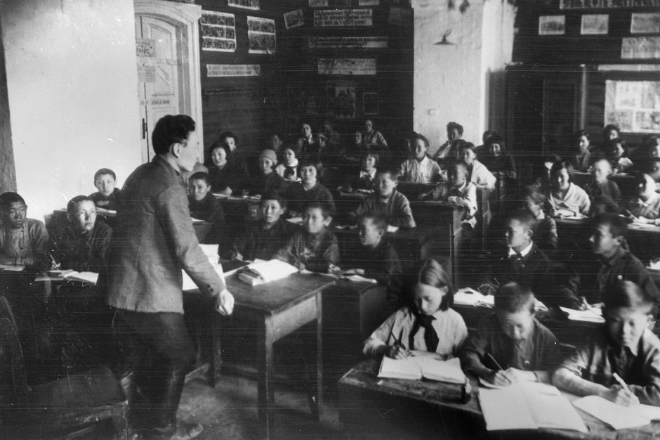 Занятие в национальной школе в Якутске, 1932 год