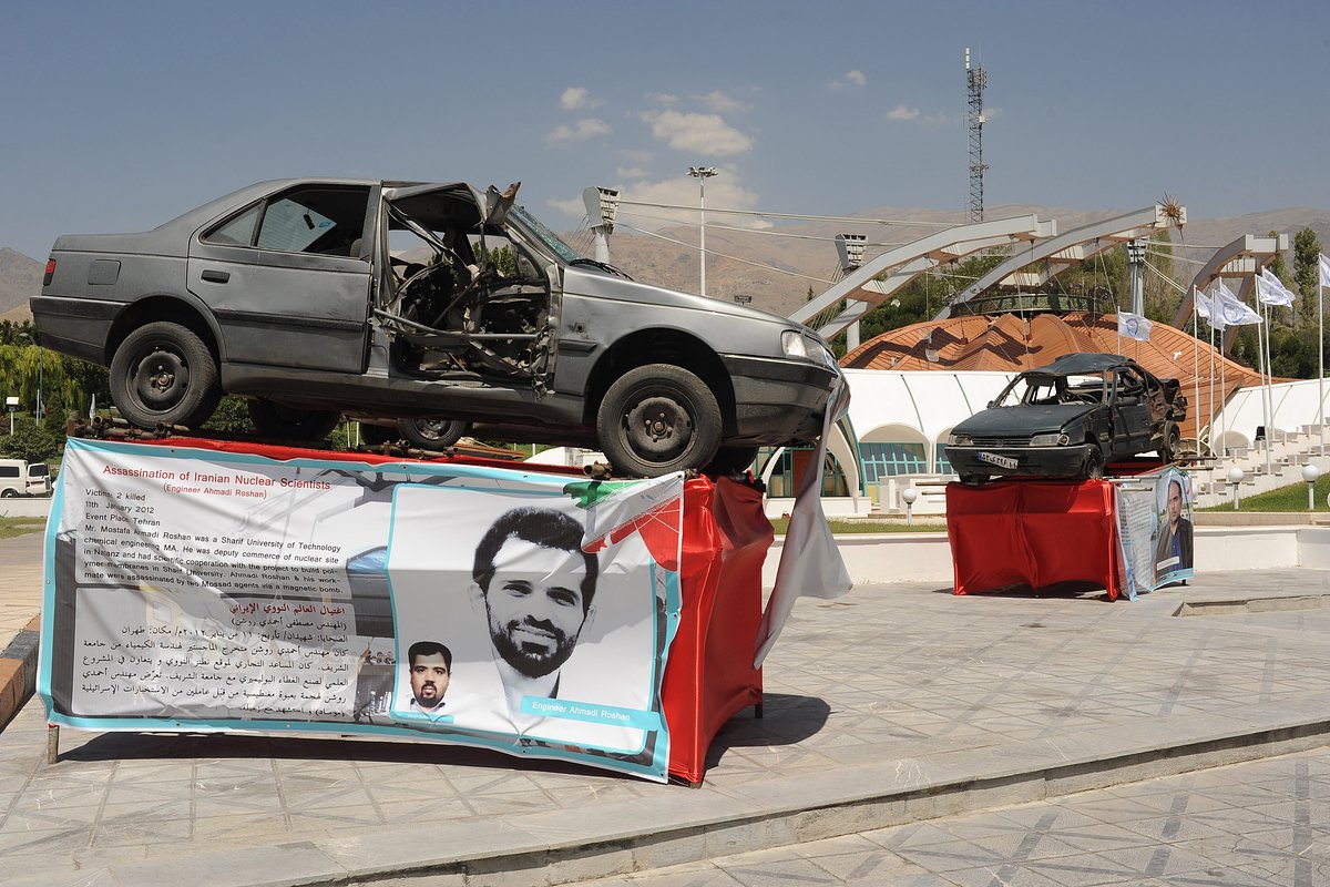 Автомобиль убитого иранского ученого-ядерщика Ахмади Рошана на месте проведения саммита Движения неприсоединения, 28 августа 2012 года, Тегеран, Иран