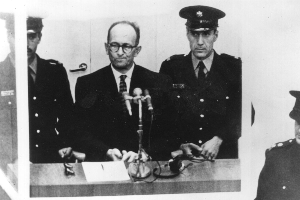 Бывший оберштурмбаннфюрер СС, известный как «архитектор холокоста», нацистский военный преступник Карл Адольф Эйхман предстает перед судом в Иерусалиме, 1961 год