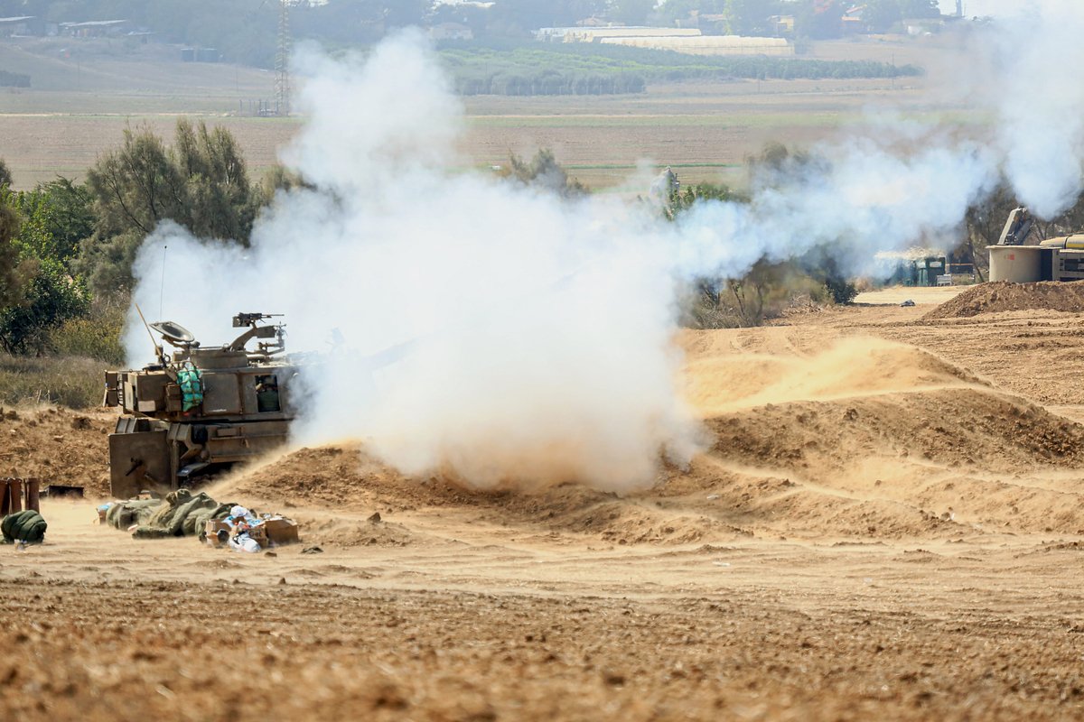 Артиллерийские подразделения ЦАХАЛ атакуют ХАМАС неподалеку от Сдерота, Израиль, 13 октября 2023 года
