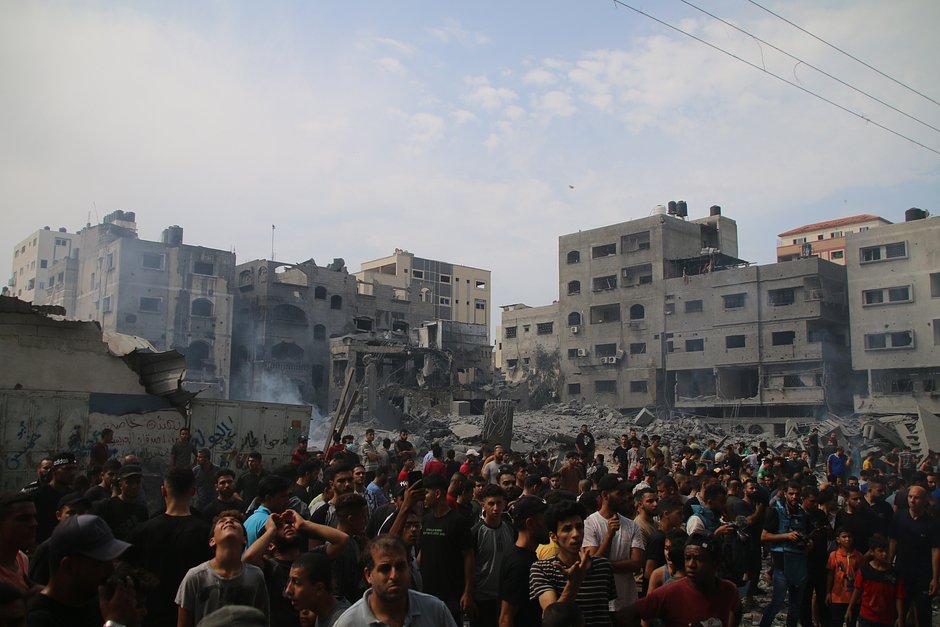 Палестинские осматривают ущерб, нанесенный мечети Аль-Сусси и своим домам после авиаударов ЦАХАЛ, 9 октября 2023 года в городе Газа, сектор Газа